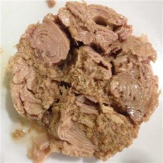 Tuna dalam tin dalam minyak